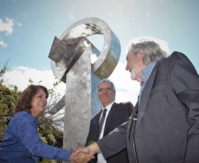 Inauguração da obra de arte "Tributo" em homenagem à Darcy Ribeiro, pelo artista cubano José Villa Soberón. Foto: Beto Monteiro/Ascom UnB. 28/04/2023